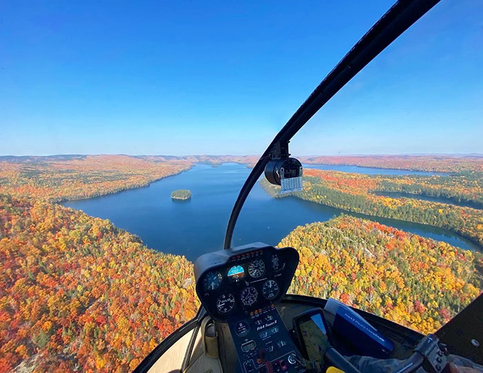 Hoy me subí a un helicóptero sobre Lac-Blanc en Quebec. Los colores del otoño eran realmente algo bello