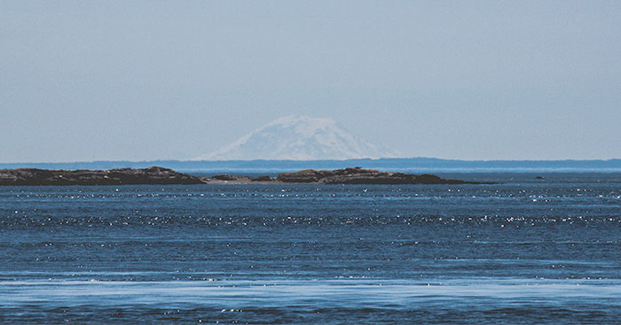 Se puede ver el Monte Rainier desde Canadá, pero debido a la curvatura de la Tierra sólo se puede ver la punta