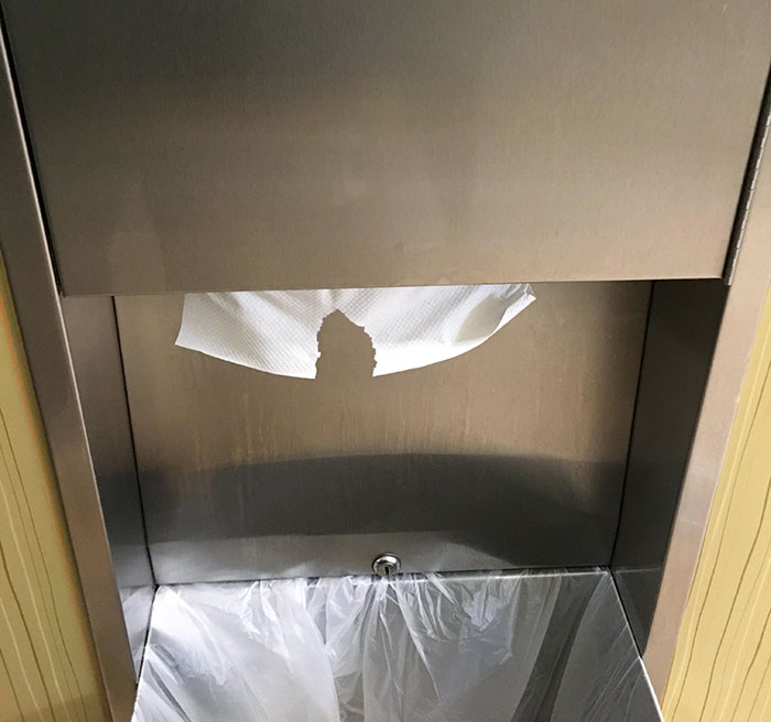 Cuando empaquetan las toallas de papel tan ajustadas que tienes que secar la punta de un dedo a la vez
