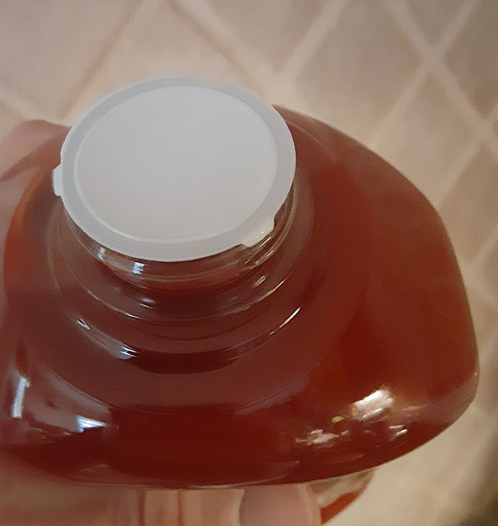 Quienquiera que haya inventado estas pequeñas chapitas para tapar las botellas no es mi amigo