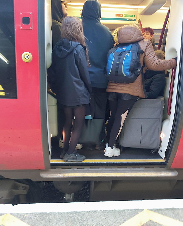 Llegas 10 minutos antes para tomar tu tren, cancelan el tren, el próximo está a 25 minutos y llega 15 minutos tarde, y cuando se abren las puertas, ves esto