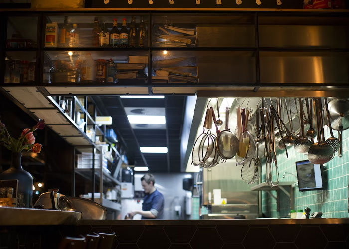 20 Empleados de hostelería revelan turbios secretos de la industria para gastar menos
