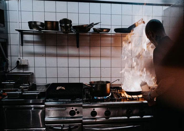 20 Empleados de hostelería revelan turbios secretos de la industria para gastar menos