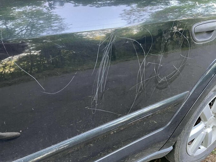 El hijo del vecino decidió decorar mi coche con una piedra para que pareciera "bonito"