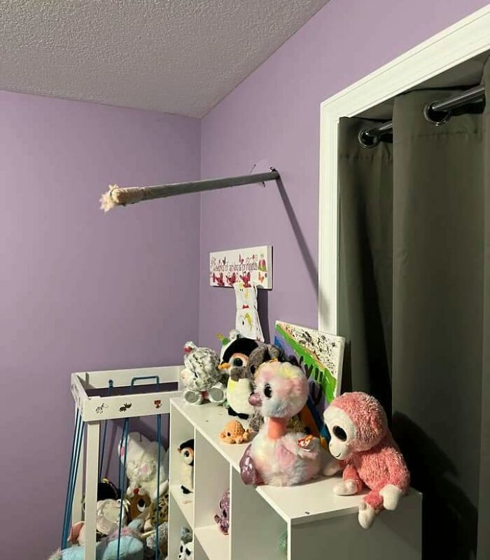 Acaba de volar parte del trampolín del vecino hacia el dormitorio de mi sobrina