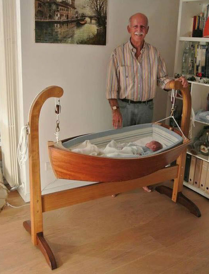 Un abuelo que hace una cuna increíble para su nieto
