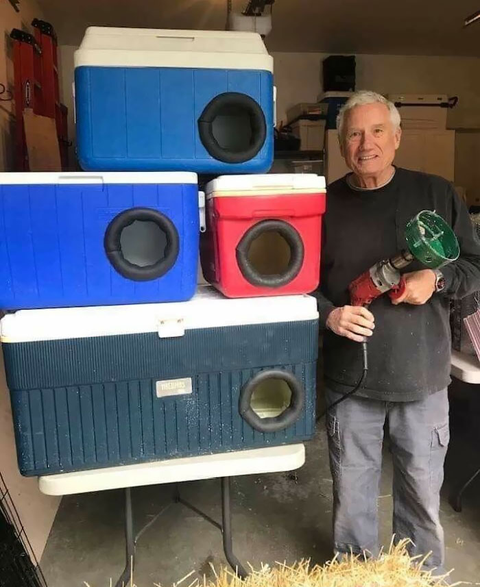 Este hombre está reciclando viejas conservadoras para convertirlas en refugios para gatos callejeros durante el invierno. Esto es genial