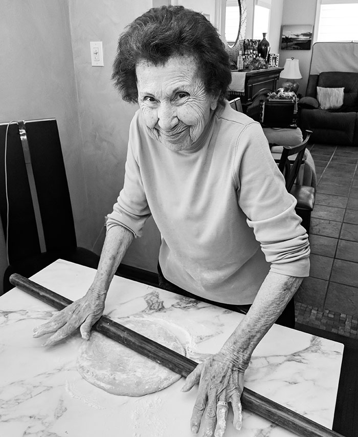 Mi abuela tiene 93 años y está perdiendo la memoria, pero todavía puede hacer la masa de los ravioles como una profesional