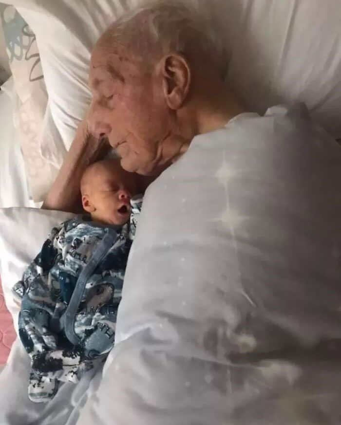 Hunter, de 5 semanas, dormitando junto a su tatarabuelo Charles, de 104 años