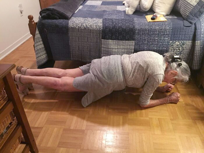 Mi abuela cumplió 100 años en octubre y esta es ella haciendo una plancha por 30 segundos 