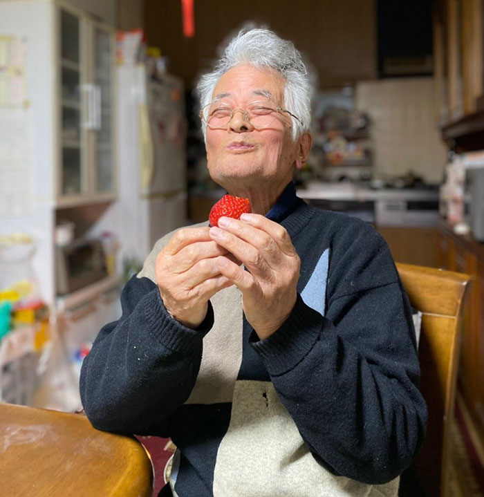 Mi abuelo comiendo una fresa dulce