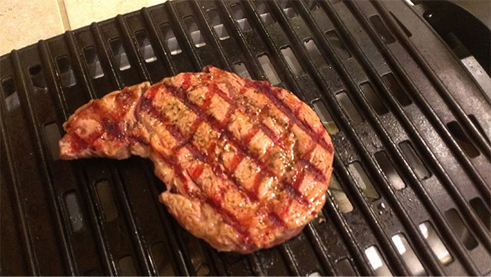 Forzar a vegetarianos a probar carne