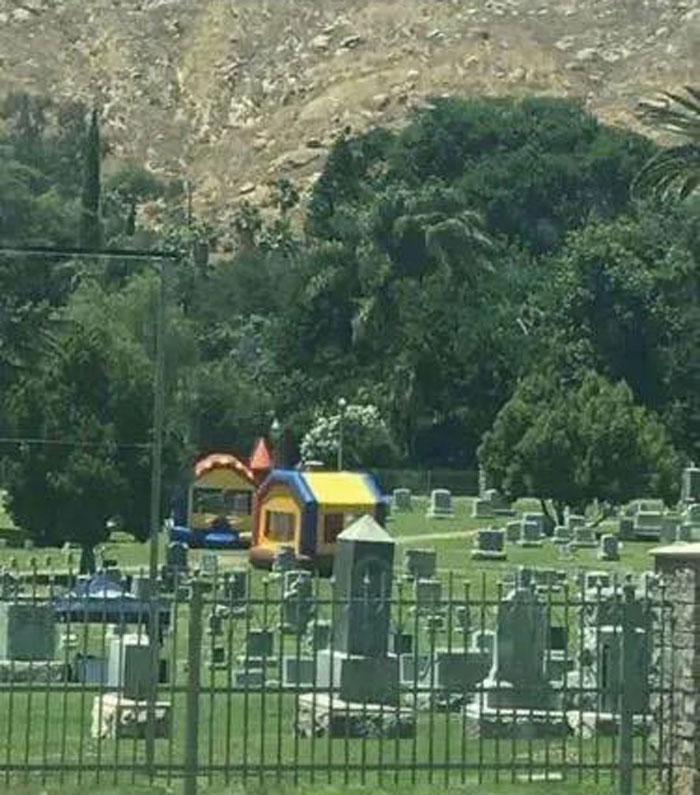 Apparently, There's A Dedicated Twitter Page Called "Cursed Images" And Here Are 30 Of The Weirdest Photos Posted On It