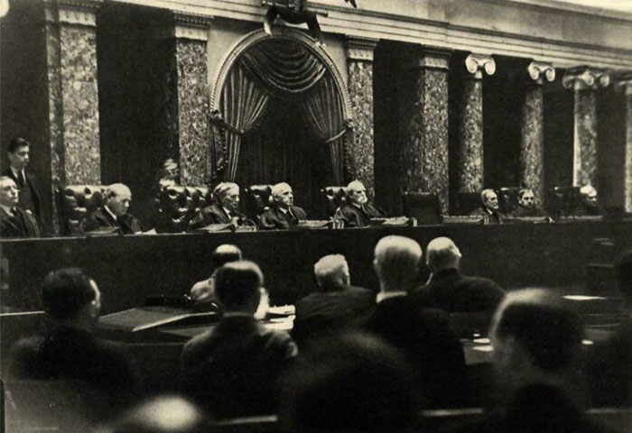 El Dr. Erich Salomon fingió un brazo roto para poder esconder una cámara en su férula y fotografiar al Tribunal Supremo de EE.UU. - 1932