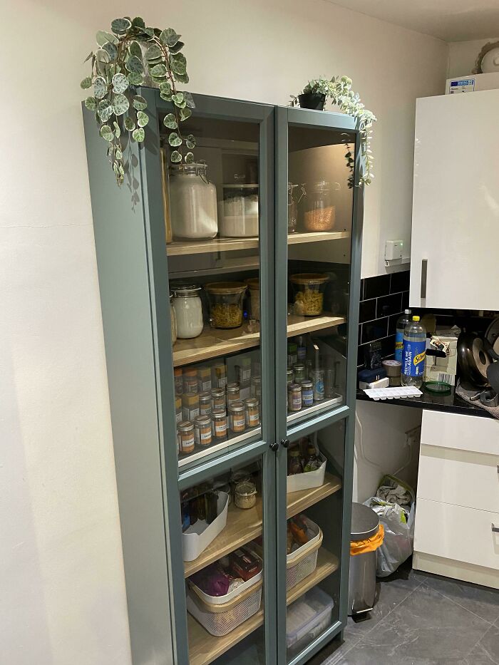 ¡Por fin adquirí una estantería/despensa para mi pequeña cocina!