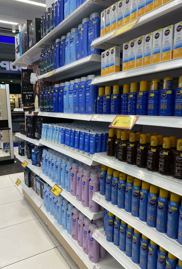 Trabajo en un supermercado/farmacia, ¡me tomó mucho tiempo y esfuerzo hacer esta estantería! Espero que la aprecien y la disfruten