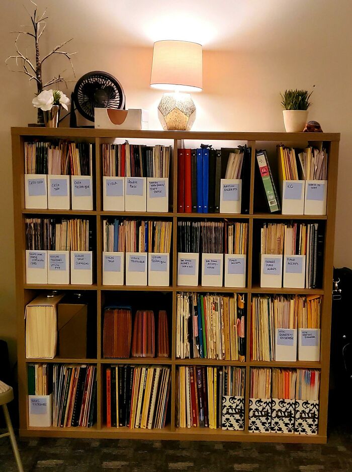 No sé si esto encaja con el estándar aquí, dado que ¡ustedes tienen grandes habilidades para organizar! Pero, finalmente, ordené mi biblioteca de partituras y ¡se siente muy bien!