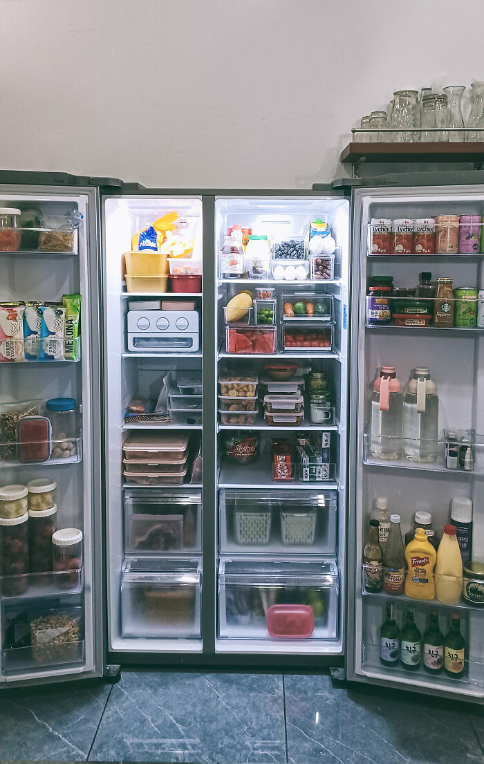Hacer esto durante el verano sin aire acondicionado fue bastante difícil, pero ¡nuestro refrigerador por fin vuelve a estar ordenado!