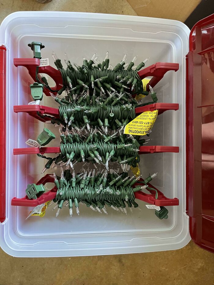 Estoy en proceso de ordenar nuestro garaje y compré estos organizadores para las luces de navidad. ¡Son muy satisfactorios!