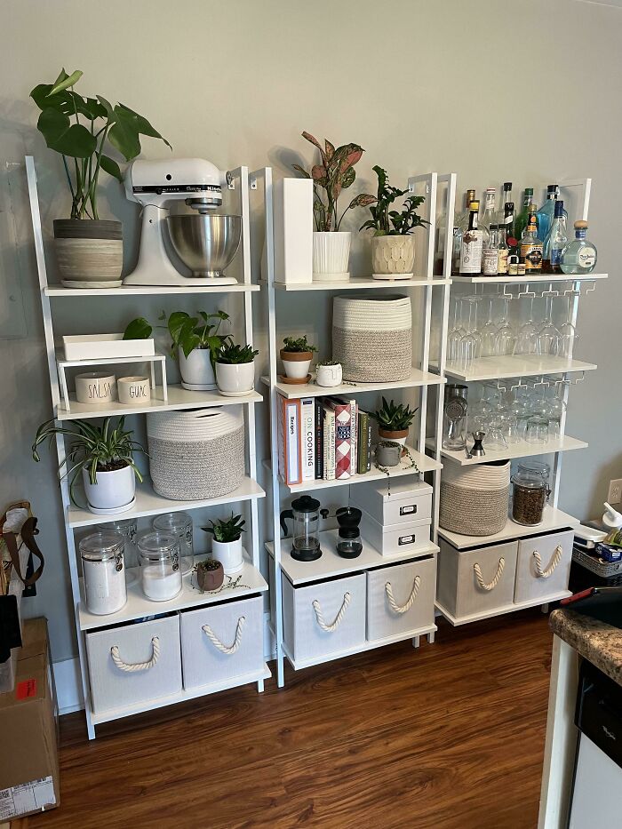 Mi casa tiene una cocina muy pequeña, así que tuve que ser creativo con el almacenamiento. ¡¡No podría sentirme más feliz con el resultado!!