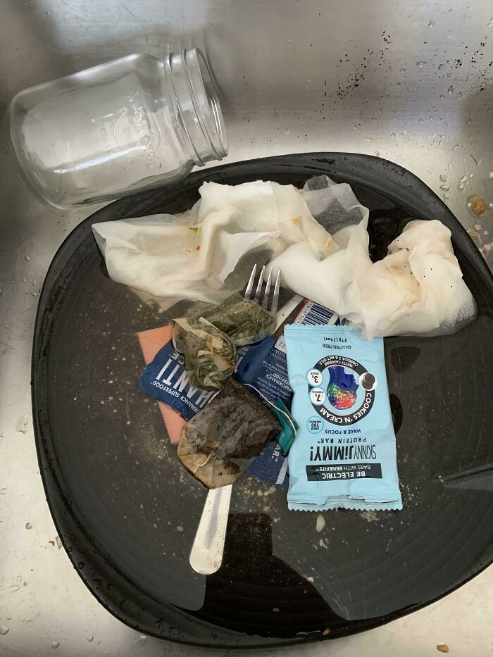Mi mujer no tira la basura antes de poner el plato en el fregadero, así que a menudo acabo con esto