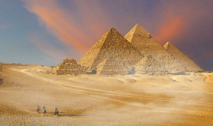 Los mamuts lanudos todavía existían cuando se construyeron las pirámides de Egipto. Las pirámides fueron creadas cerca del año 2600 a. C., mientras que los mamuts lanudos se extinguieron cerca de 1650 a. C.