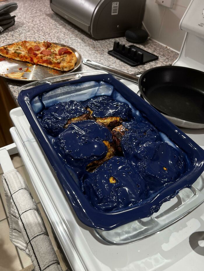 Le pedí a mi esposa que pusiera el horno bajo para las hamburguesas. Lo dejó bajo, las asó y se olvidó de quitarles la cubierta de plástico