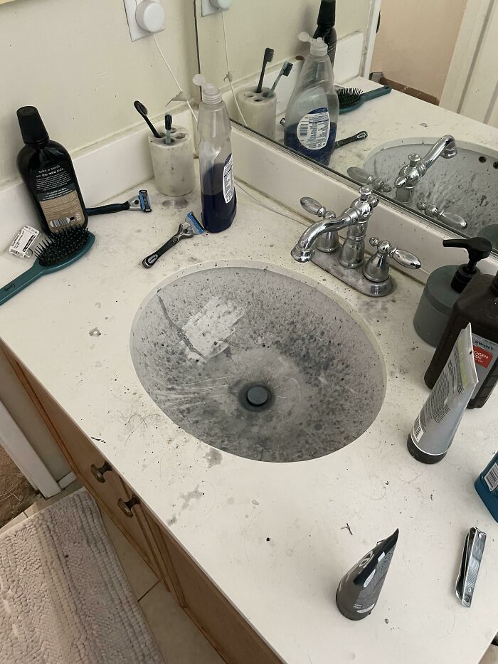 Mi compañero de piso dejó así nuestro baño compartido luego de que yo no estuve por un par de semanas