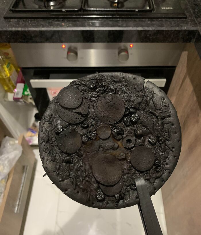 Me olvidé esta pizza en el horno hace aproximadamente un año
