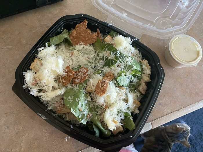 Le dije a mi novio que solo me gustaba la ensalada caesar por los condimentos… ¡¡Él me dio muchos de ellos!! Tuve que sacar un poco, LOL