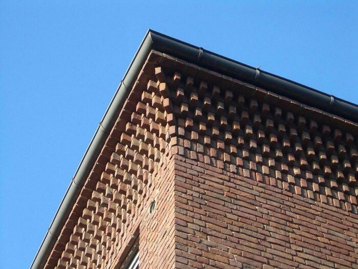 Detalles en la cornisa de en una subestación, por Hans Heinrich Müller