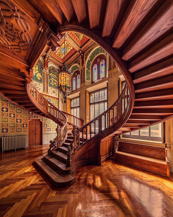 Escalera imperial de madera de roble en Castel Savoia 