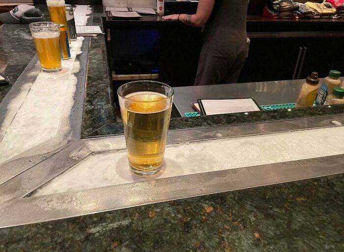Este bar tiene una franja helada para mantener las bebidas frías 