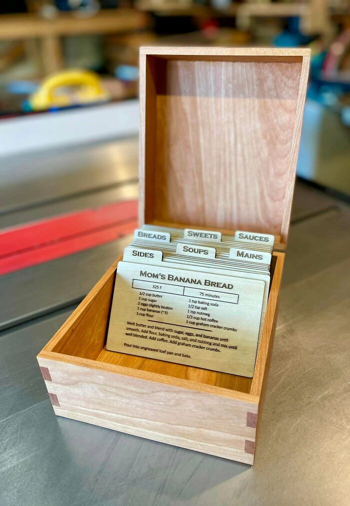 Hace poco decidí reunir todas mis recetas más importantes... Las que usamos a menudo y las de mi familia. Utilicé el grabador láser para crear tarjetas de recetas de madera e hice una cajita de cerezo para ellas