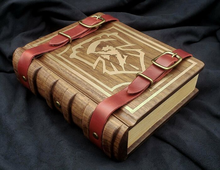Todavía soy una novata, pero he aquí una caja de dados "libro de hechizos" que acabo de hacer para el cumpleaños de mi novio :)