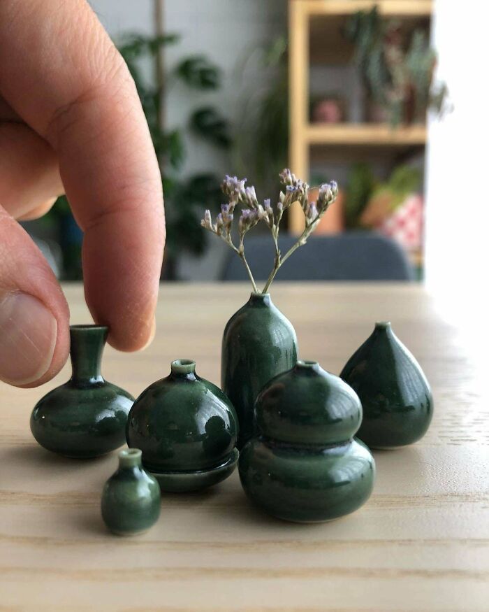 He estado haciendo cerámica en miniatura (en una pequeña rueda) durante algunos años, y aquí están algunas de mis vasijas