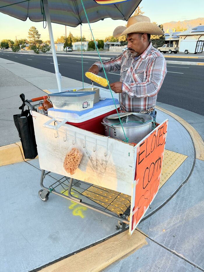 Mi elotero local dando un buen uso a un carrito de supermercado