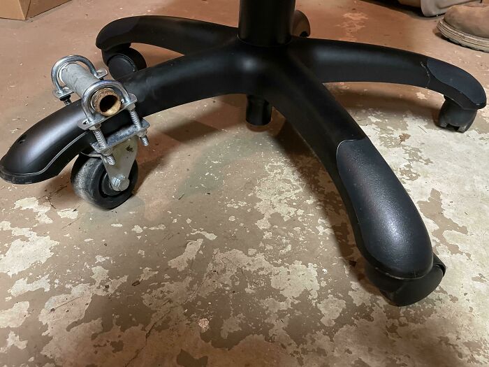 Una silla de oficina con ruedas rotas encontrada gratis en un contenedor. Las nuevas cuestan unos 300 dólares. Tenía estas piezas por ahí
