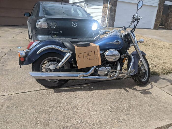 Hoy conseguí una motocicleta gratis. Tiene el título limpio y funciona