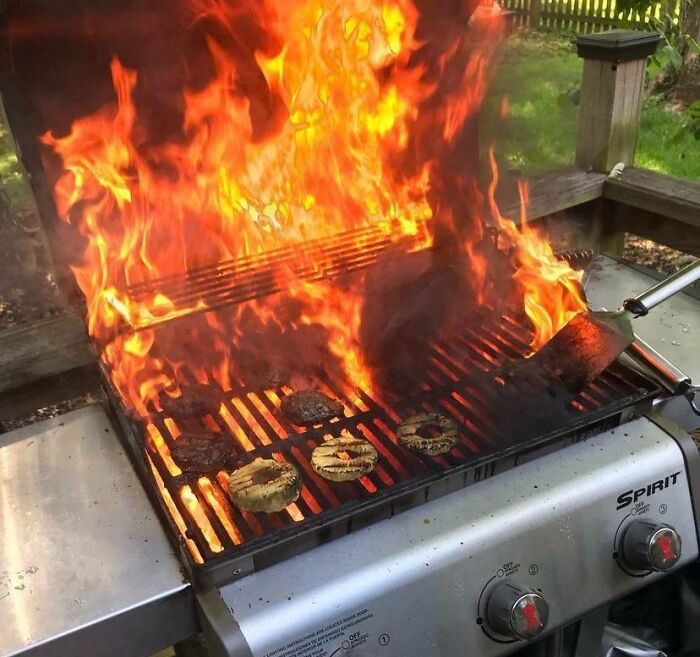 Recordatorio: limpien sus parrillas. Aquí ven hamburguesas y piñas asadas, o algo así