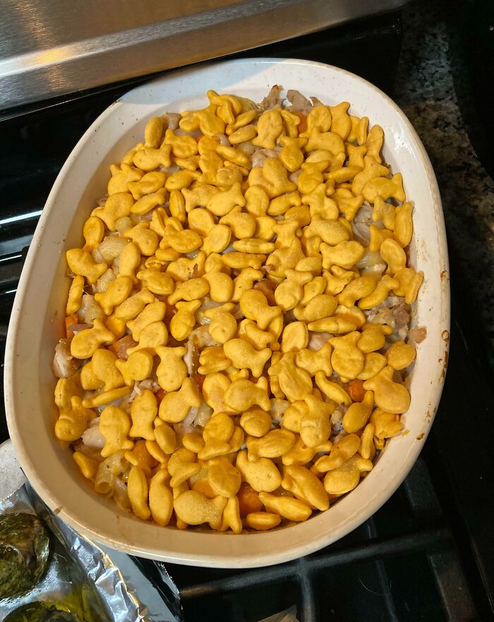 Era el turno de cocinar de mi esposo… Fui a la cocina por un segundo. Me dijo que no teníamos más pan rallado. Le respondí que no era problema, que podía usar galletas saladas como sustituto