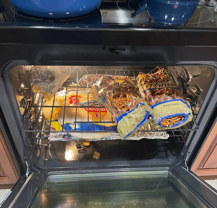 Quise cocinar un buen plato para mi abuela, ya que no le queda mucho tiempo. No me di cuenta de que ella usaba su horno como despensa. Además, suelo revisar los hornos antes de cocinar
