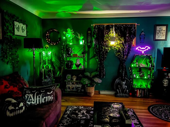 En los días de verano de 90 grados, cuando puedes cerrar todas las cortinas, encender una vela con aroma otoñal, poner el aire acondicionado y esconderte dentro como un vampiro