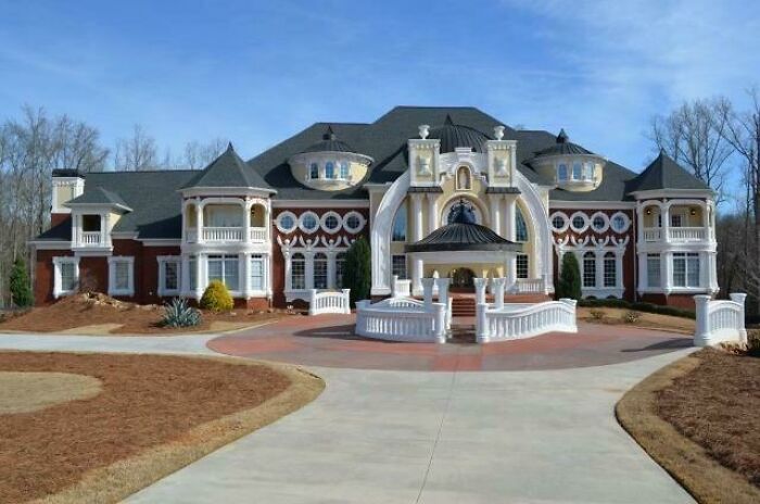 En Loganville, Georgia - Dinero del extranjero construyó una subdivisión entera de mega mansiones de mal gusto. El constructor no usó un arquitecto y construyó todo esto basado en su propia visión... Y se fue a la quiebra