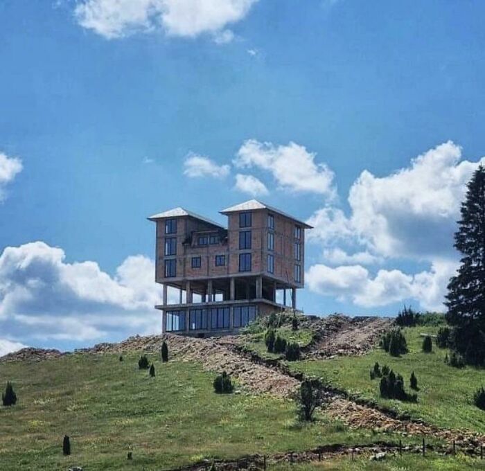 Si quieres tener un gran edificio en medio de una colina, al menos pon alguna fachada