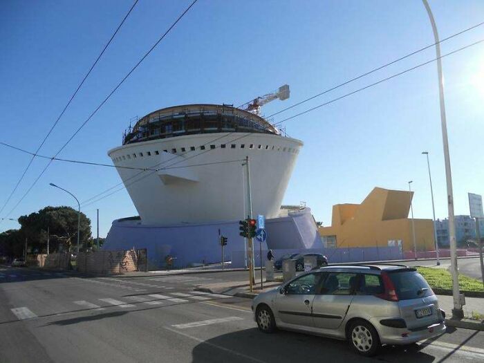 Centro Multifuncional alias La Taza del Capuchino (Quartucciu, Cerdeña, Italia)