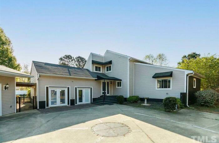 Esta casa está furiosa porque existe