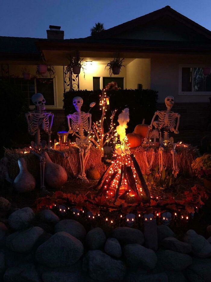 Mi abuela me envió una foto de sus decoraciones de Halloween de este año