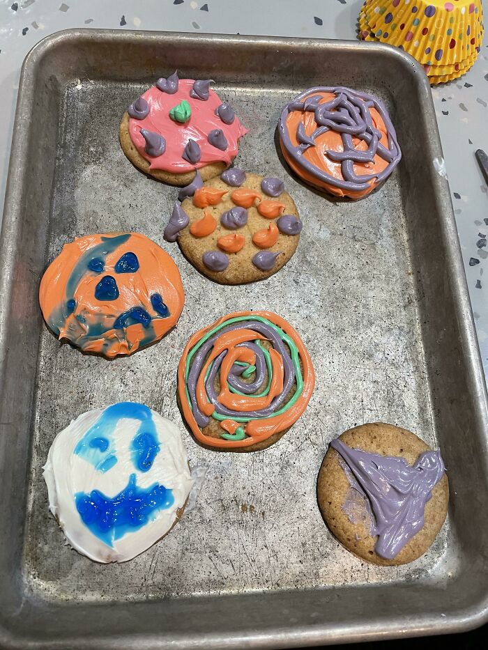 Puede que hayan pensado: “Oh, qué adorable, ¡un niño intentó decorar galletitas de Halloween!”. No. Yo lo hice. Un hombre adulto con una profesión y cero habilidades artísticas