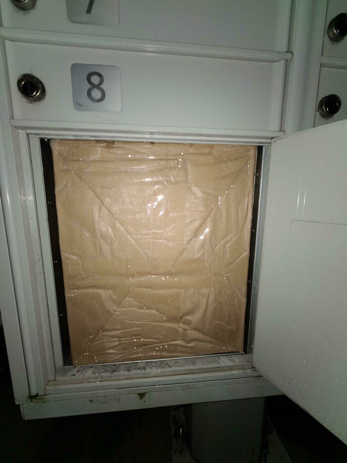 Esto habría tardado 2 minutos en llegar a mi puerta. En lugar de eso, tuve que dedicarle 15 minutos para sacarlo. Gracias, Canada Post
